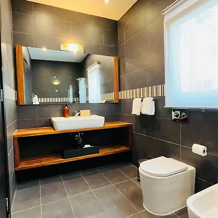 Spacious 2 Bed Overlooking Spinola Bay דירה *